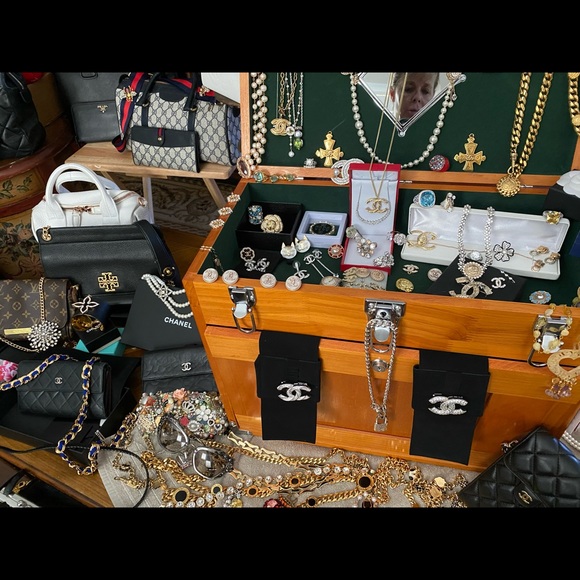 🌹CHANEL BROACH  🌹SEE PICS  🌹OPEN TO TRADE with reputable P♥️SH Seller - Picture 9 of 16